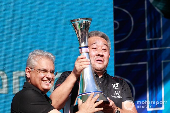 Podio: Mohammed Y. Al Qahtani, Aramco, entrega el trofeo de Constructores a Masashi Yamamoto, Director General de Honda Motorsport