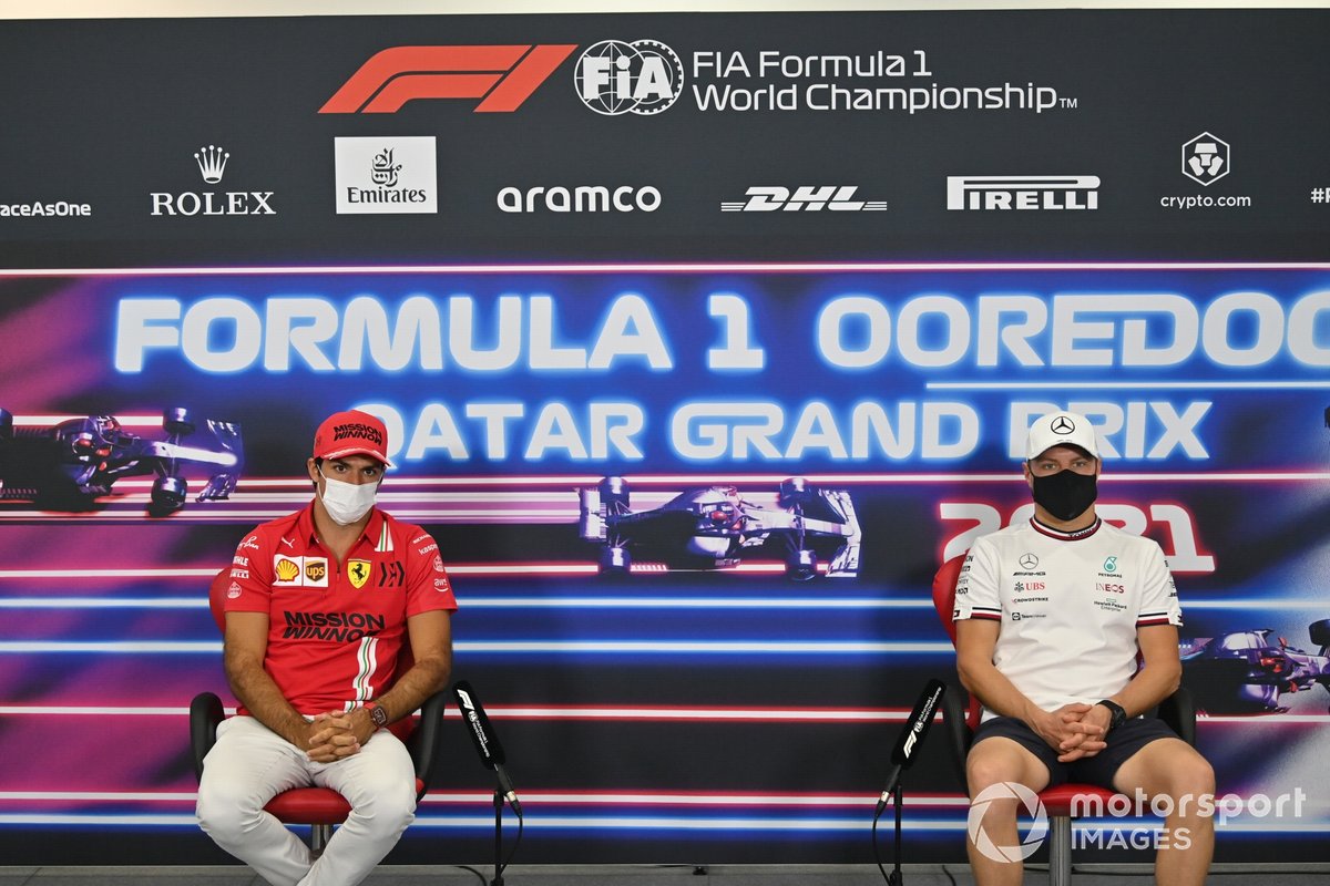 Carlos Sainz Jr., Ferrari y Valtteri Bottas, Mercedes en la rueda de prensa