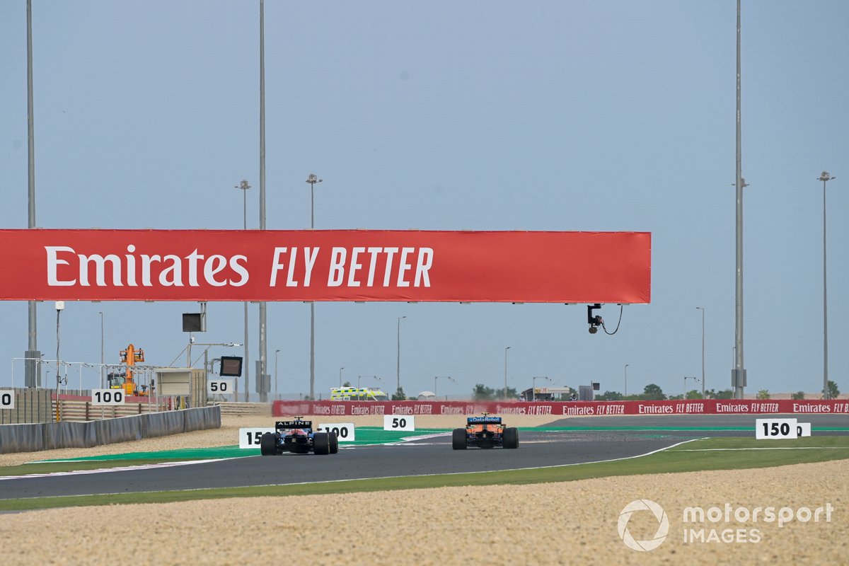 Lando Norris, McLaren MCL35M, Esteban Ocon, Alpine A521
