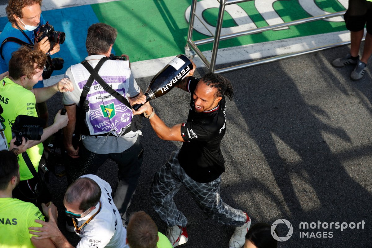 Lewis Hamilton, Mercedes, y el equipo Mercedes celebran tras la carrera con champán