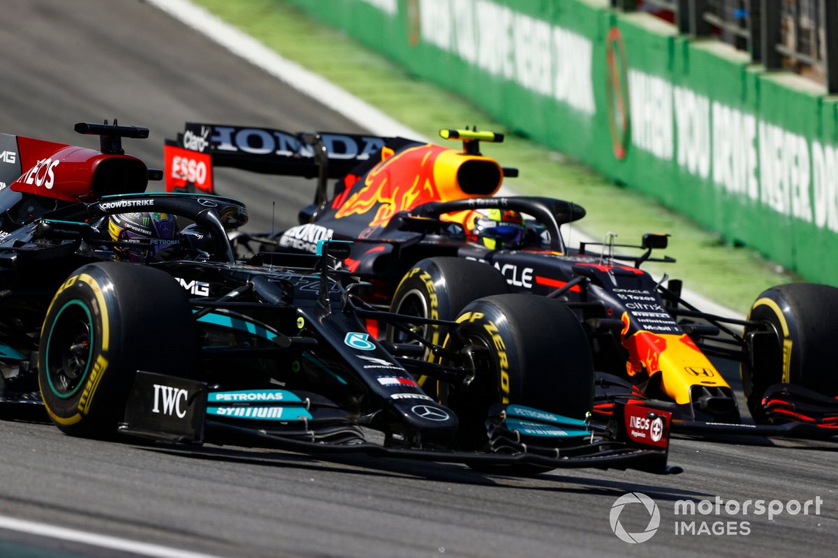 Lewis Hamilton, Mercedes W12, adelanta a Max Verstappen, Red Bull Racing RB16B, por el liderato