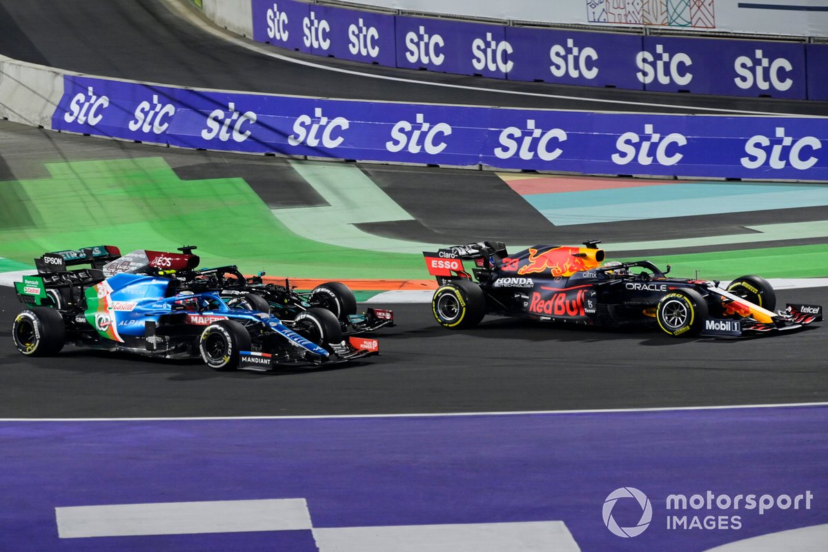 Max Verstappen, Red Bull Racing RB16B, Esteban Ocon, Alpine A521, Lewis Hamilton, Mercedes W12