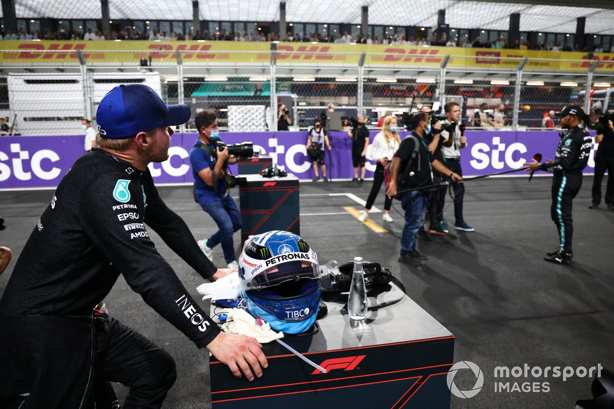 Valtteri Bottas, de Mercedes, mira mientras el ganador de la pole, Lewis Hamilton, Mercedes, es entrevistado tras la clasificación