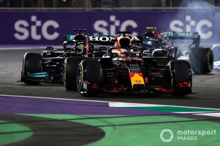 Max Verstappen, Red Bull Racing RB16B, Lewis Hamilton, Mercedes W12, en la reanudación