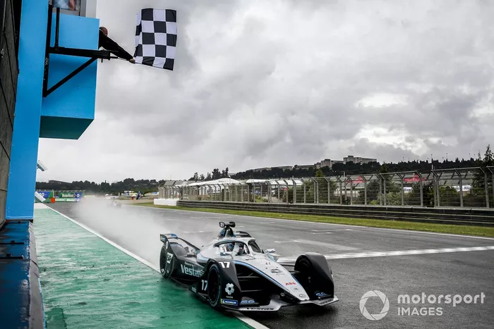 Il vincitore Nyck de Vries, Mercedes-Benz EQ, EQ Silver Arrow 02 