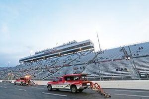 El equipo de secado de la pista de la Nascar trabaja para secar la pista