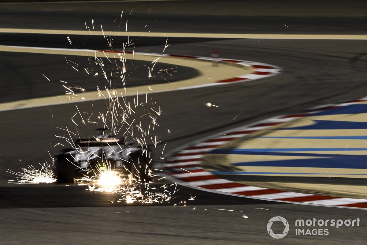 Le scintille escono dalla AlphaTauri AT01 di Daniil Kvyat