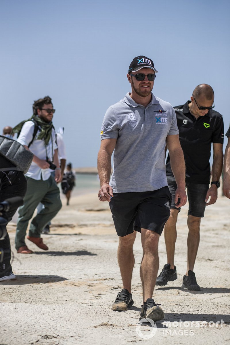 Oliver Bennett, Hispano Suiza Xite Energy Team, limpiando la playa