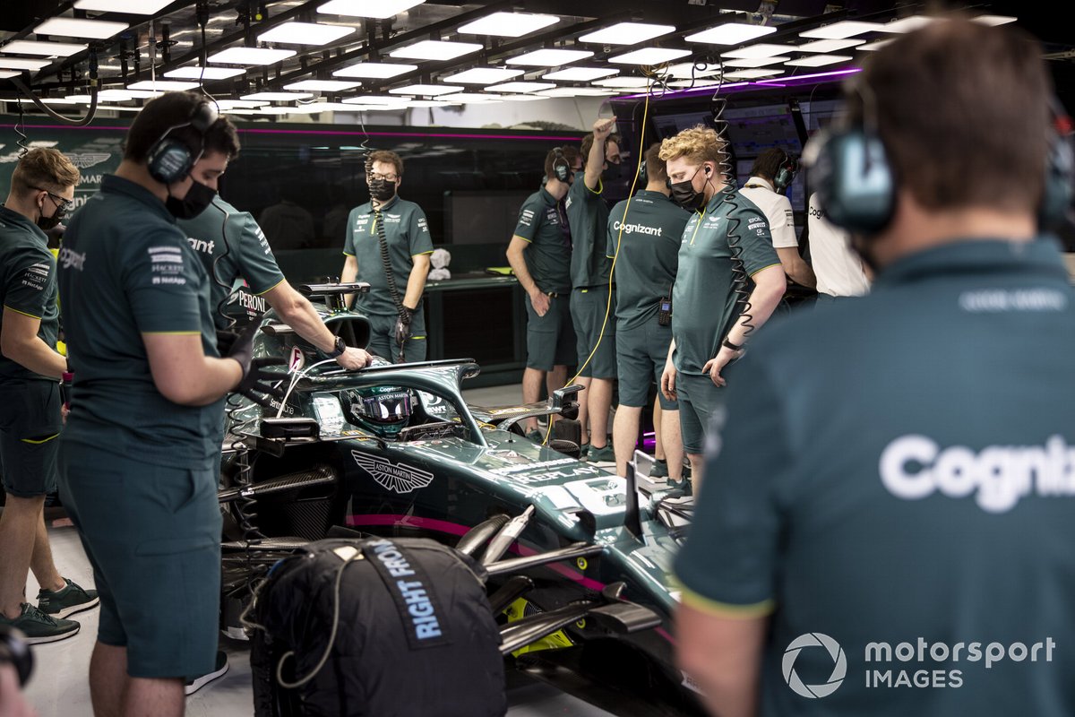 Des mécaniciens dans le garage de Lance Stroll, Aston Martin AMR21