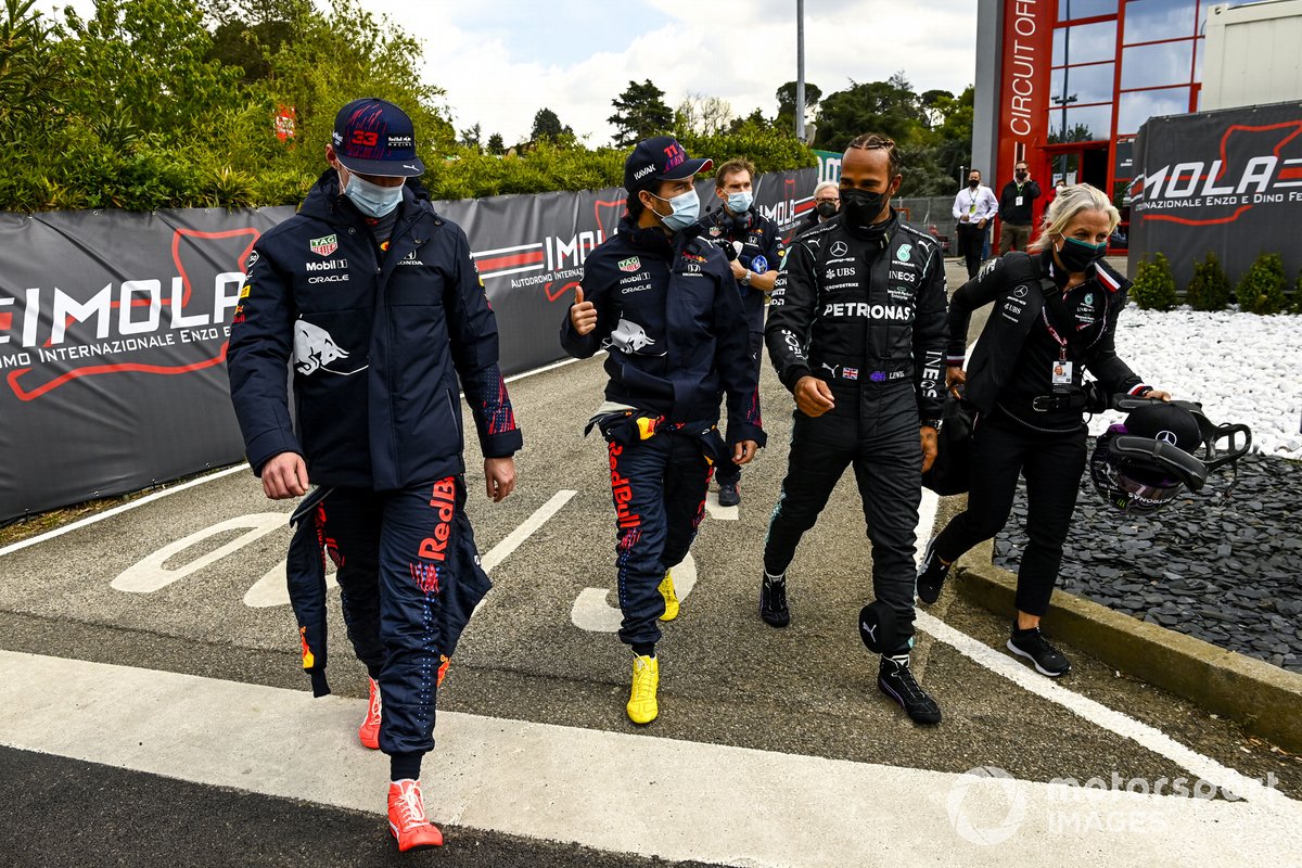 Max Verstappen, Red Bull Racing, Sergio Pérez, Red Bull Racing, Lewis Hamilton, Mercedes y Angela Cullen, fisioterapeuta de Lewis Hamilton caminan hacia la conferencia de prensa