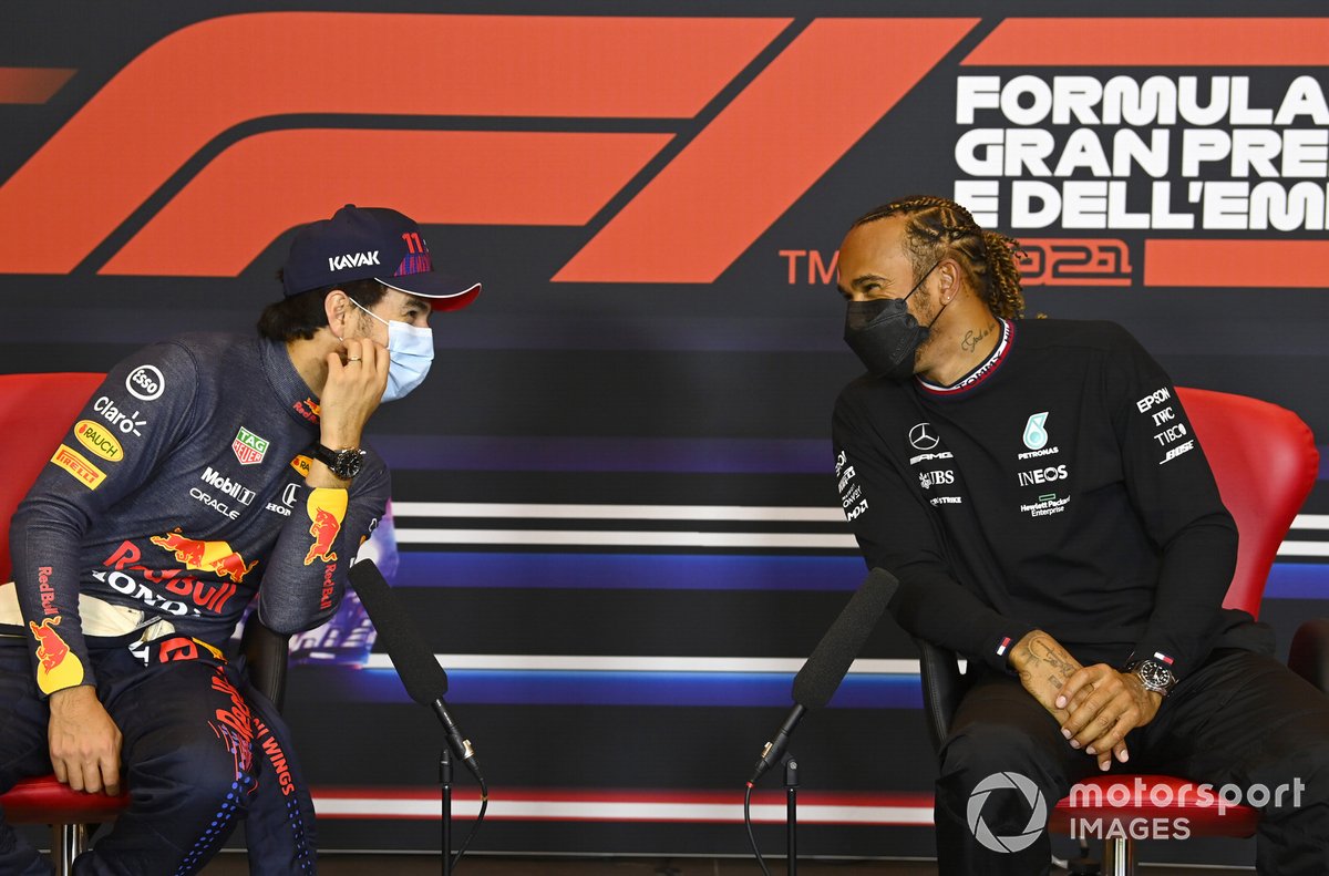 Sergio Pérez, Red Bull Racing, y el ganador de la pole Lewis Hamilton, Mercedes en la conferencia