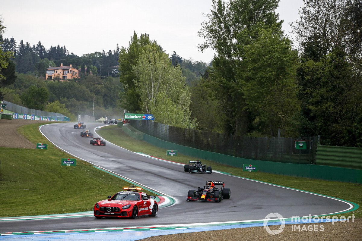 La Safety Car precede Max Verstappen, Red Bull Racing RB16B, e Lewis Hamilton, Mercedes W12