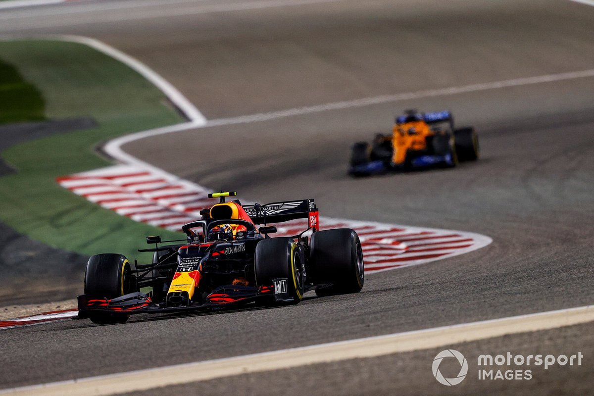 Alex Albon, Red Bull Racing RB16, Carlos Sainz Jr., McLaren MCL35
