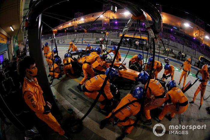 Lando Norris, McLaren MCL35, en pits