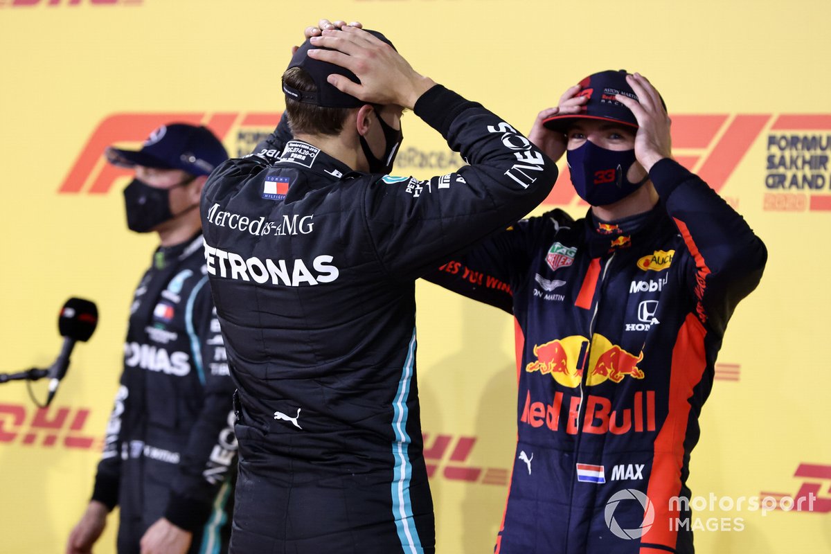 George Russell, Mercedes-AMG F1, y Max Verstappen, Red Bull Racing, tras la clasificación
