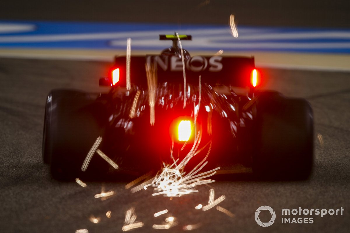 Scintille volano dal retrotreno dell'auto di Valtteri Bottas, Mercedes F1 W11