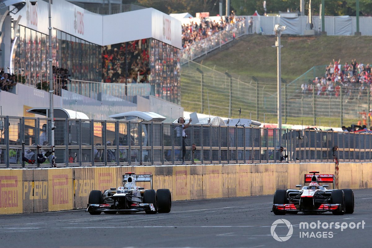 Kamui Kobayashi, Sauber C31 and Jenson Button, McLaren MP4-27