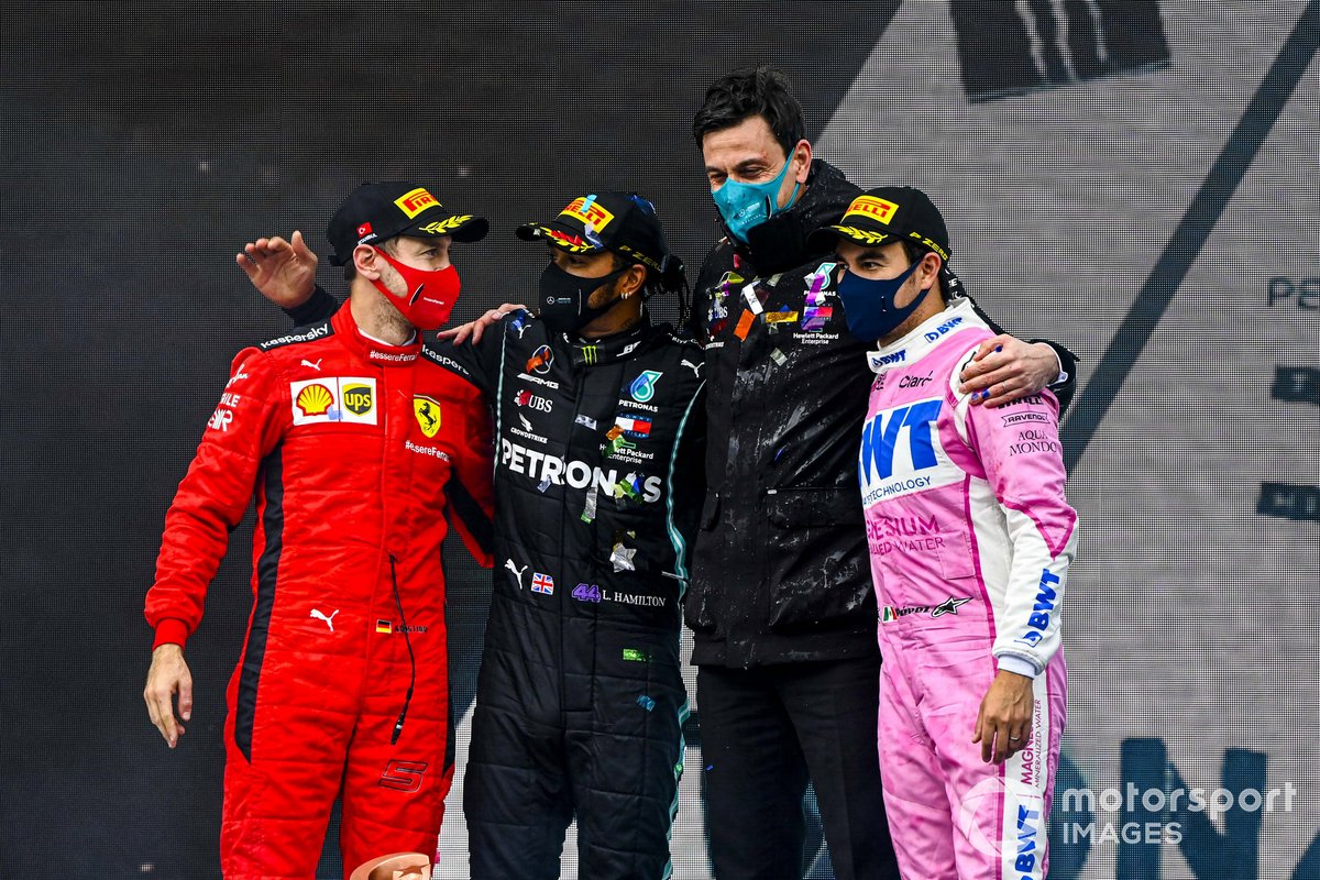 Podio: ganador y campeón del mundo Lewis Hamilton, Mercedes-AMG F1 con Toto Wolff, Director Ejecutivo Mercedes AMG, segundo lugar Sergio Pérez, Racing Point, y tercer lugar Sebastián Vettel, Ferrari