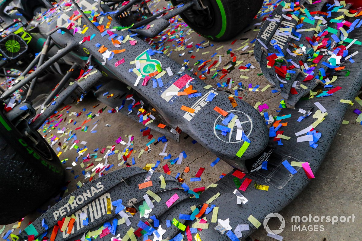 El monoplaza de Lewis Hamilton, Mercedes-AMG F1, después de ganar la carrera, para obtener su 7º título del Campeonato Mundial