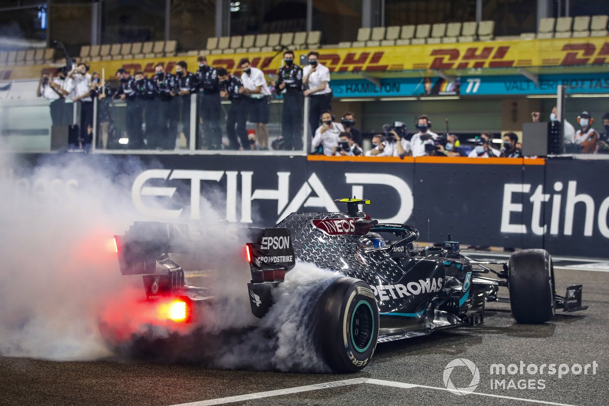 Valtteri Bottas, Mercedes F1 W11, secondo classificato, performa dei testacoda alla fine della gara