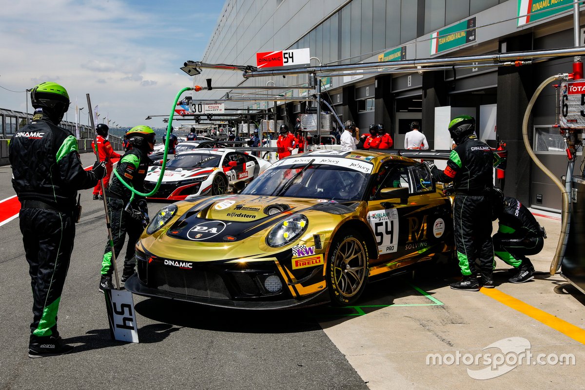 #54 Dinamic Motorsport Porsche 911 GT3 R: Laurens Vanthoor, Earl Bamber, Kevin Estre