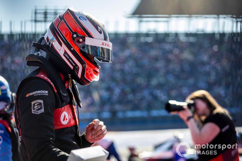 Jake Dennis, Andretti Autosport, 1ª posición, celebra tras la carrera