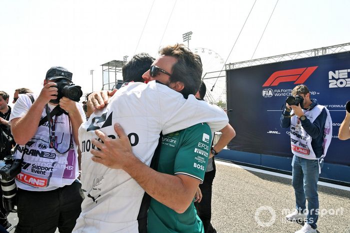 Fernando Alonso, Aston Martin F1 Team, celebra con el ganador de la F3 en Bahrein, Pepe Martí, Campos Racing