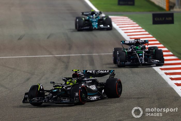 Lewis Hamilton, Mercedes F1 W14, George Russell, Mercedes F1 W14, Fernando Alonso, Aston Martin AMR23