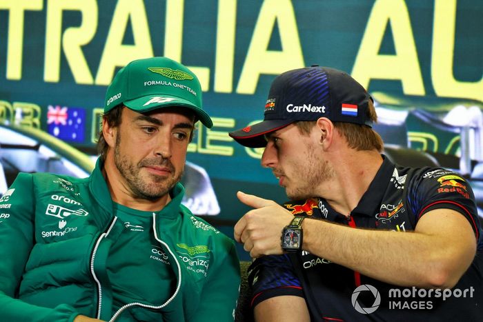 Fernando Alonso, Aston Martin F1 Team y Max Verstappen, Red Bull Racing, en rueda de prensa