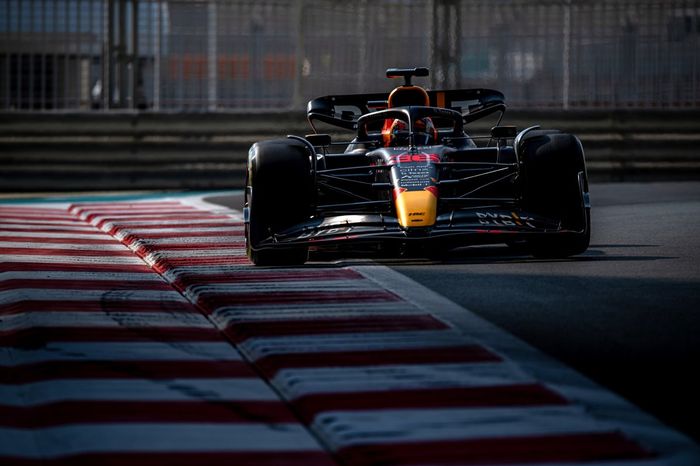 Liam Lawson, Red Bull Racing RB18 