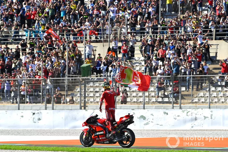 Fotogallery MotoGP | La festa Mondiale di Pecco Bagnaia a Valencia