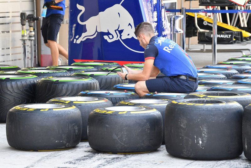 Scuderia Toro Rosso STR13 mechanic and Pirelli tyres