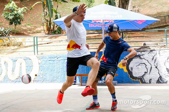 Max Verstappen y Daniel Ricciardo, Red Bull Racing juegan Futsal en Brasil