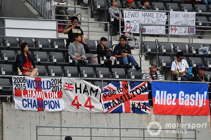 Banderas y aficionados de Lewis Hamilton, Mercedes AMG F1