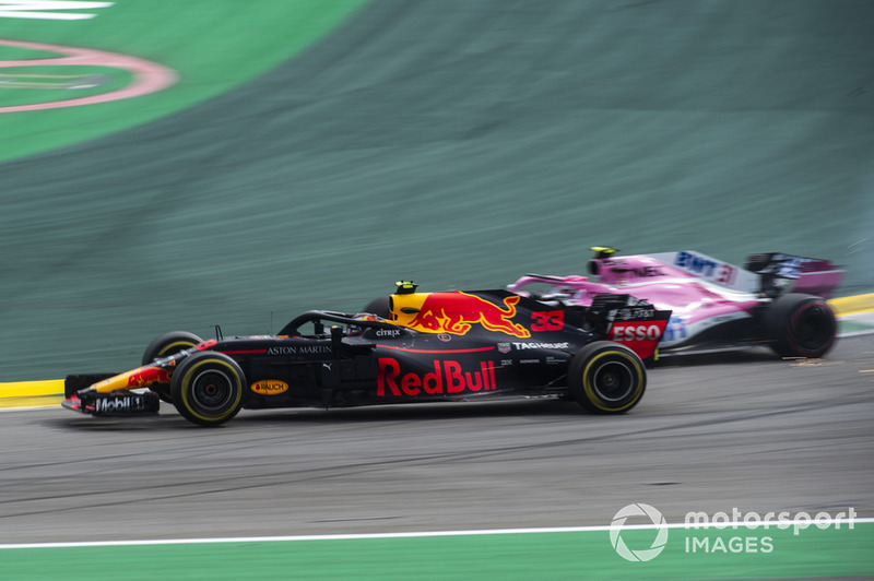 Max Verstappen, Red Bull Racing RB14, e Esteban Ocon, Racing Point Force India VJM11, colidem