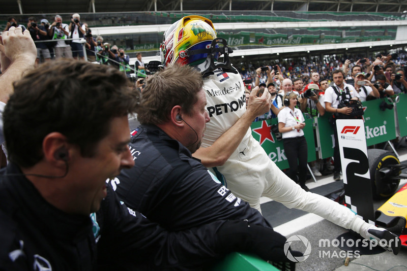 Le vainqueur Lewis Hamilton, Mercedes AMG F1 fête sa victoire dans le Parc Fermé