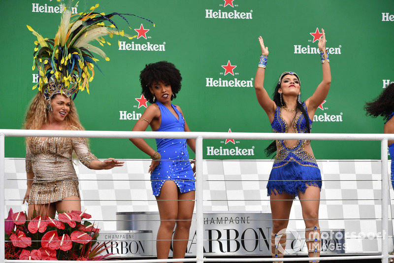 Ballerine di Samba sul podio