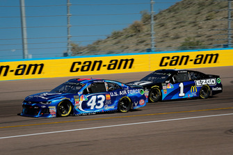 Darrell Wallace Jr., Richard Petty Motorsports, Chevrolet Camaro U.S. Air Force and #1: Jamie McMurray, Chip Ganassi Racing, Chevrolet Camaro Cessna