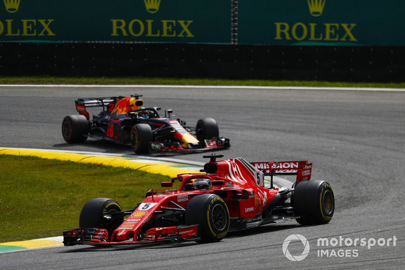 Sebastian Vettel, Ferrari SF71H, precede Daniel Ricciardo, Red Bull Racing RB14