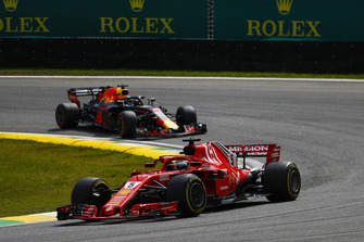 Sebastian Vettel, Ferrari SF71H, devant Daniel Ricciardo, Red Bull Racing RB14