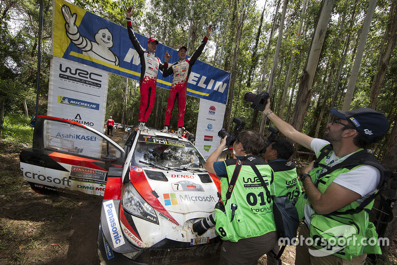 Победители Яри-Матти Латвала и Миикка Анттила, Toyota Yaris WRC