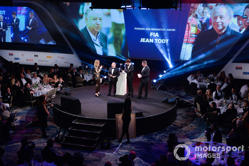 Nicki Shields, Charles Leclerc e David Croft consegnano il "Pioneer and Innovation Award" al Presidente della FIA, Jean Todt