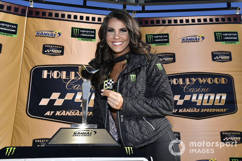 Chica Monster Energy