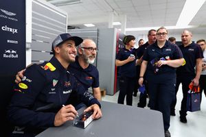 Daniel Ricciardo, Red Bull Racing, posa per una foto con un membro del team Red Bull Racing