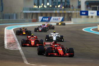 Sebastian Vettel, Ferrari SF71H, precede Kimi Raikkonen, Ferrari SF71H, e Charles Leclerc, Sauber C37, and Daniel Ricciardo, Red Bull Racing RB14