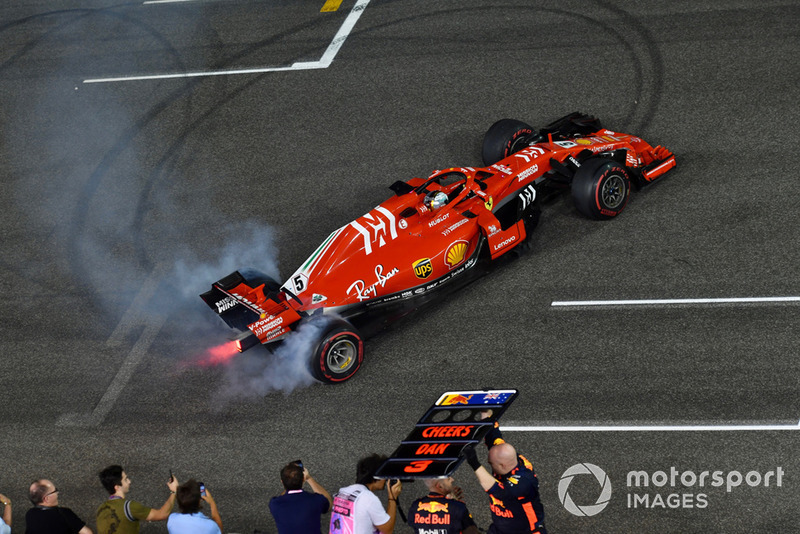 Sebastian Vettel, Ferrari SF71H donuts al final de la carrera
