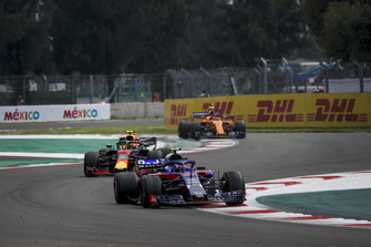Pierre Gasly, Scuderia Toro Rosso STR13, Max Verstappen, Red Bull Racing RB14 and Stoffel Vandoorne, McLaren MCL33 battle