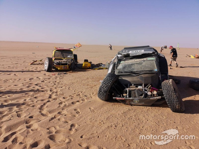 Coches destruidos en el Africa Eco Race, etapa 7
