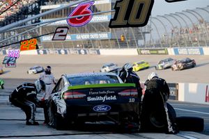 Pit stop, Aric Almirola, Stewart-Haas Racing, Ford Fusion Smithfield after the crash