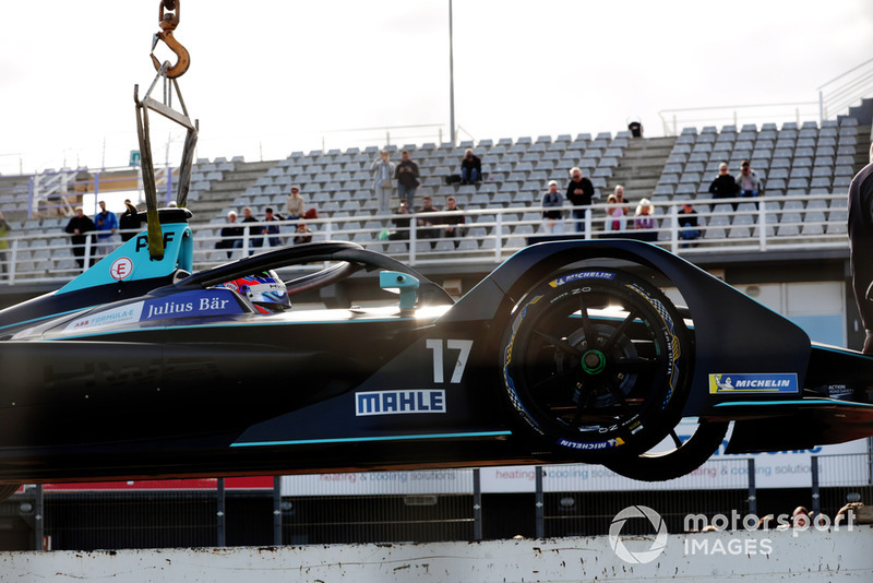 Mobil Gary Paffett, HWA Racelab, VFE-05, dikatrol marshal
